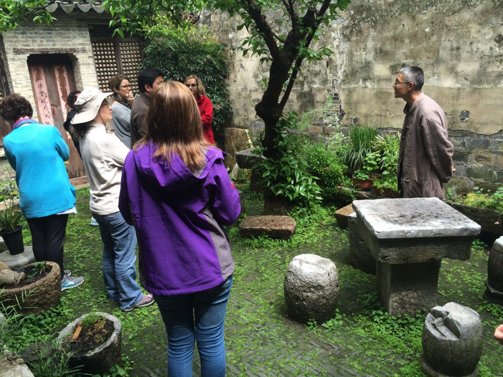 Bi Luo Chun green tea garden: In the courtyard