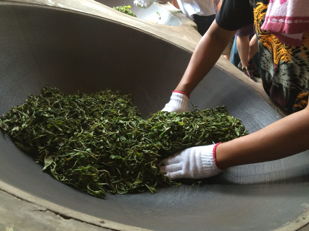 Jingmai Yunnan Tee Rösten (2)
