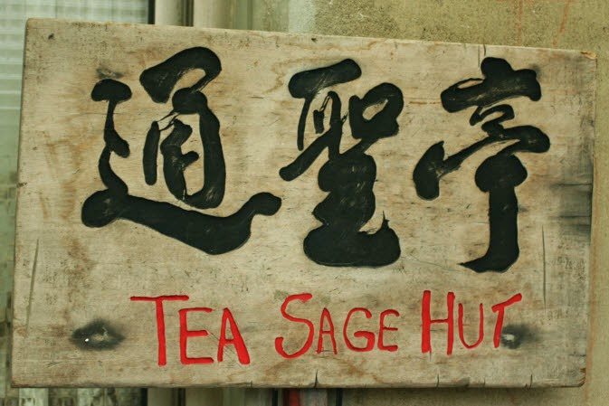 Tea Sage Hut Eingangsschild